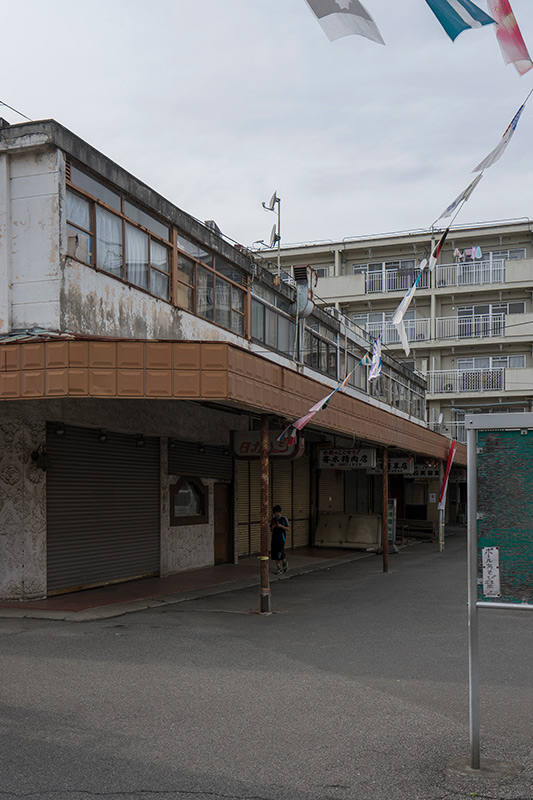 画像: 商店街の建物の写真です。1階が店舗、2階が住居になっているのではないかと思います。『桐ヶ丘三十五年史』には、桐ヶ丘商店街でも商店街史をつくる動きがあり、原稿も集まってきていて、出版が楽しみという記述がありましたが、完成したのでしょうか? もっとも、写真の商店街ができる前の商店街だったようですが