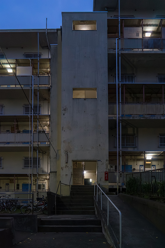 画像: 違う棟と思いますが、階段室を反対側から見た写真です。桐ヶ丘団地は起伏のある敷地に建っているため、長～いN-53号棟は、敷地の高さに合わせてまんなかから建物の高さがズレているからなのです。ダイナミックです！
