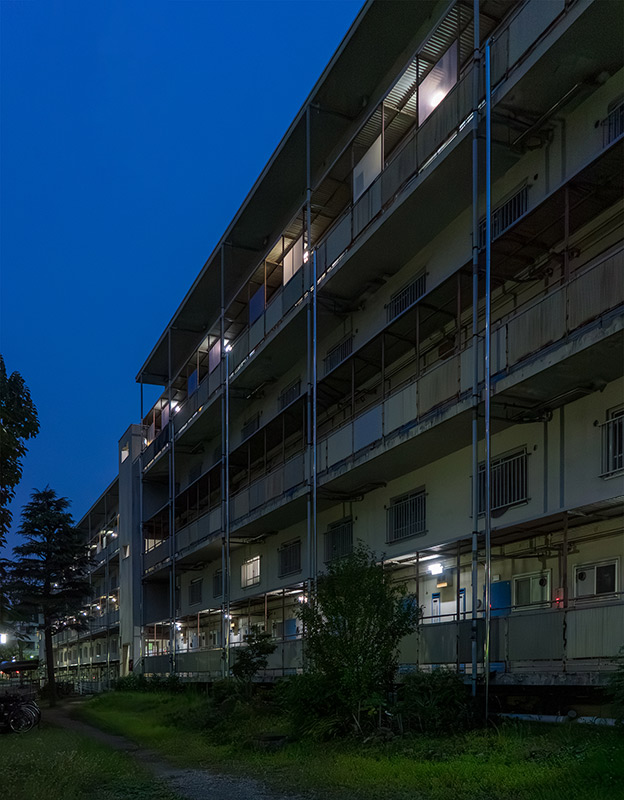 画像: こちらが通路側の写真です。より暗くなって電灯が灯ってますが、1、3、5階には通路がありますが、2、4、6階には通路がないのがわかりますか?