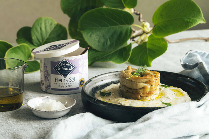 画像: 「ゲランドの塩 フルール・ド・セル 海の果実」を使った ◆ 焼きなすのヨーグルトソース