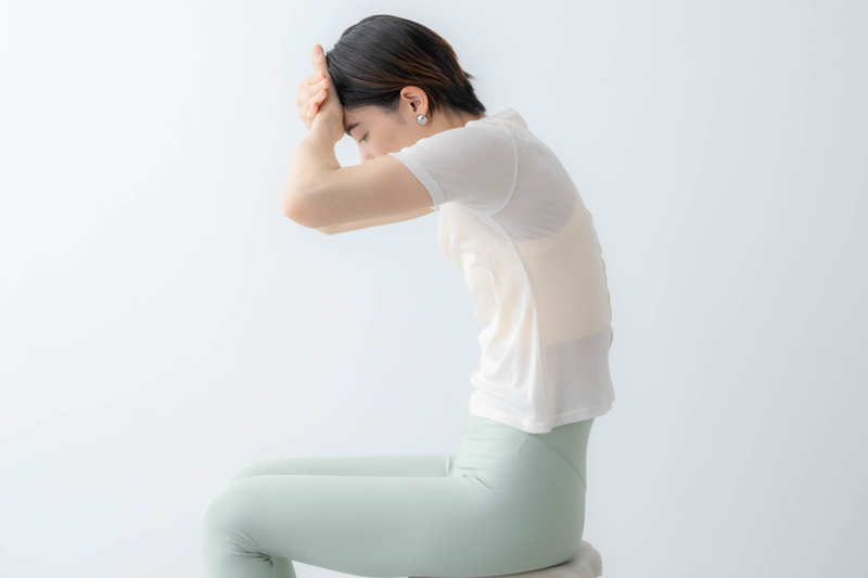 画像2: すきま時間にかんたん「スマホ首」改善ストレッチ。気づくと頭が前に出る“ストレートネック”にも!首こり・肩こりもラクに|ほどほどピラティス/ピラティストレーナー・原裕美子さん