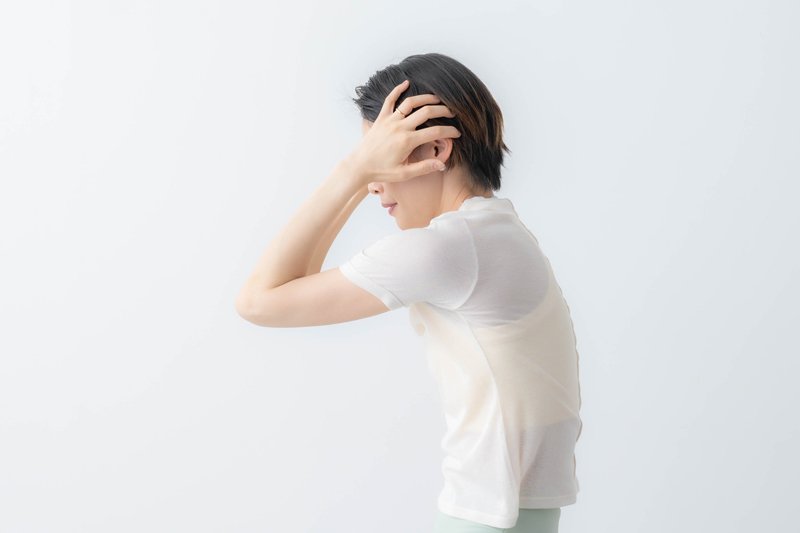 画像1: ずしんと重い肩が軽くなる!簡単「肩こり」改善ストレッチ。デスクワークや家事の合間に“肩甲骨”を動かしてすっきり|ほどほどピラティス/ピラティストレーナー・原裕美子さん
