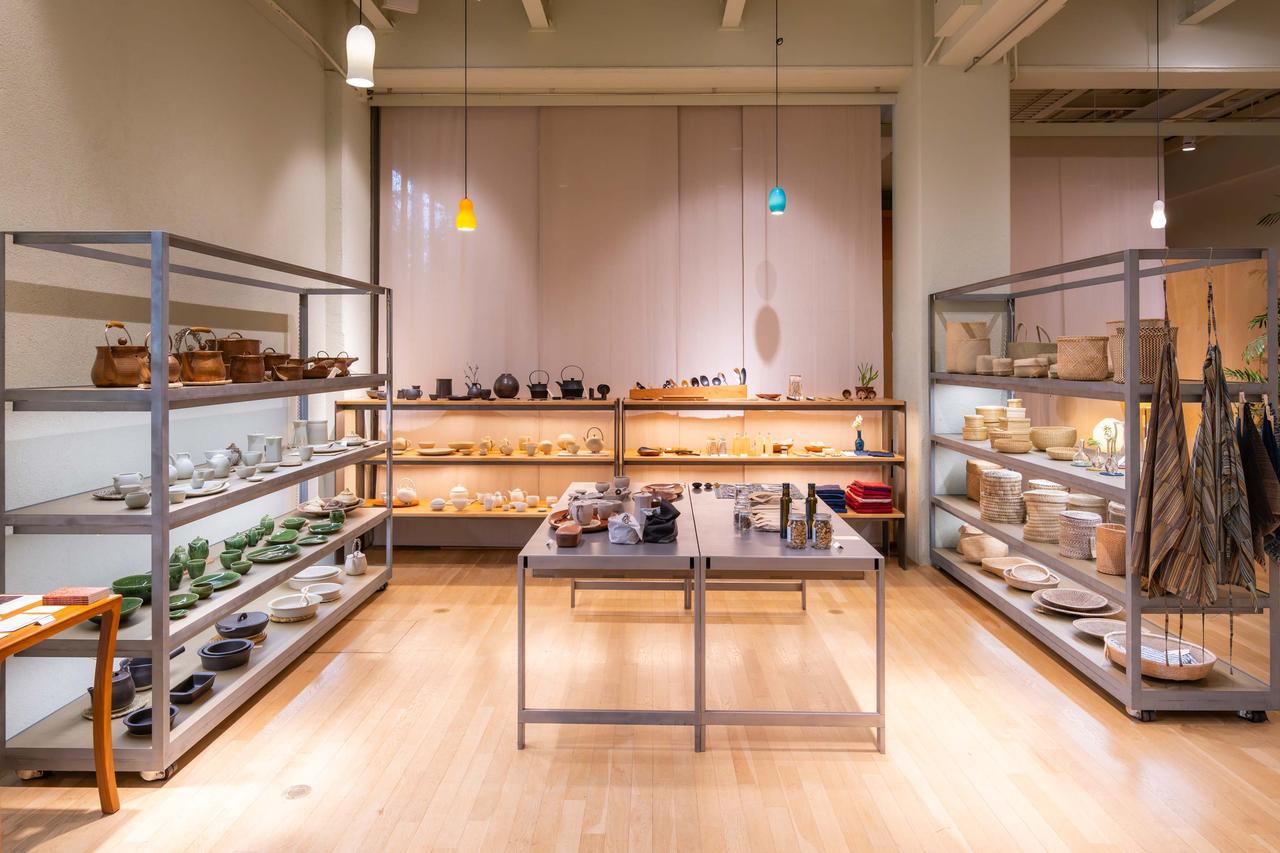 画像: 旗艦店の「ババグーリ清澄本店」。洋服から生活道具、食品、家具まで暮らしを彩るアイテムがそろいます