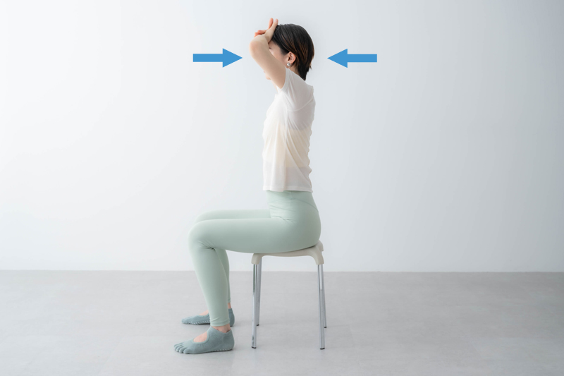 画像: Step3 頭と手で押し合う