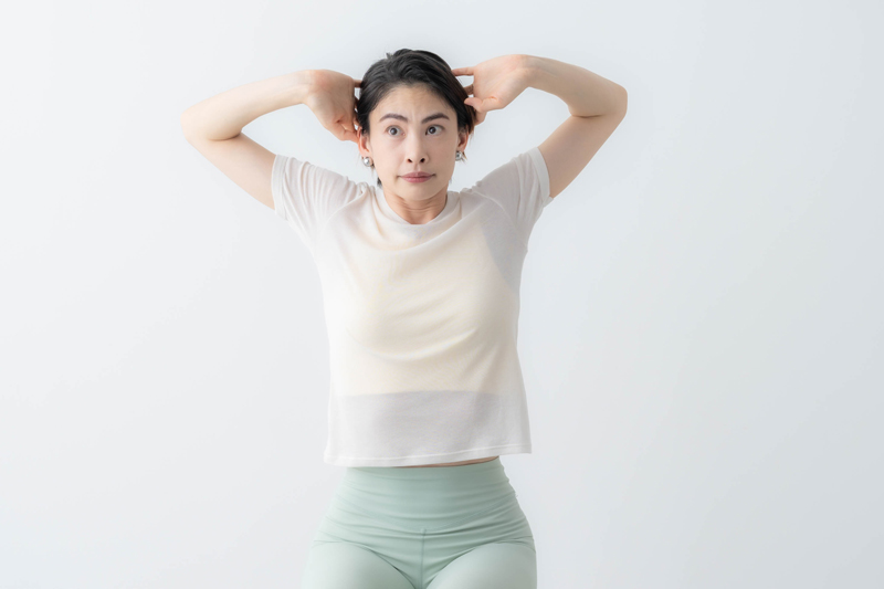 画像2: ずしんと重い肩が軽くなる!簡単「肩こり」改善ストレッチ。デスクワークや家事の合間に“肩甲骨”を動かしてすっきり|ほどほどピラティス/ピラティストレーナー・原裕美子さん