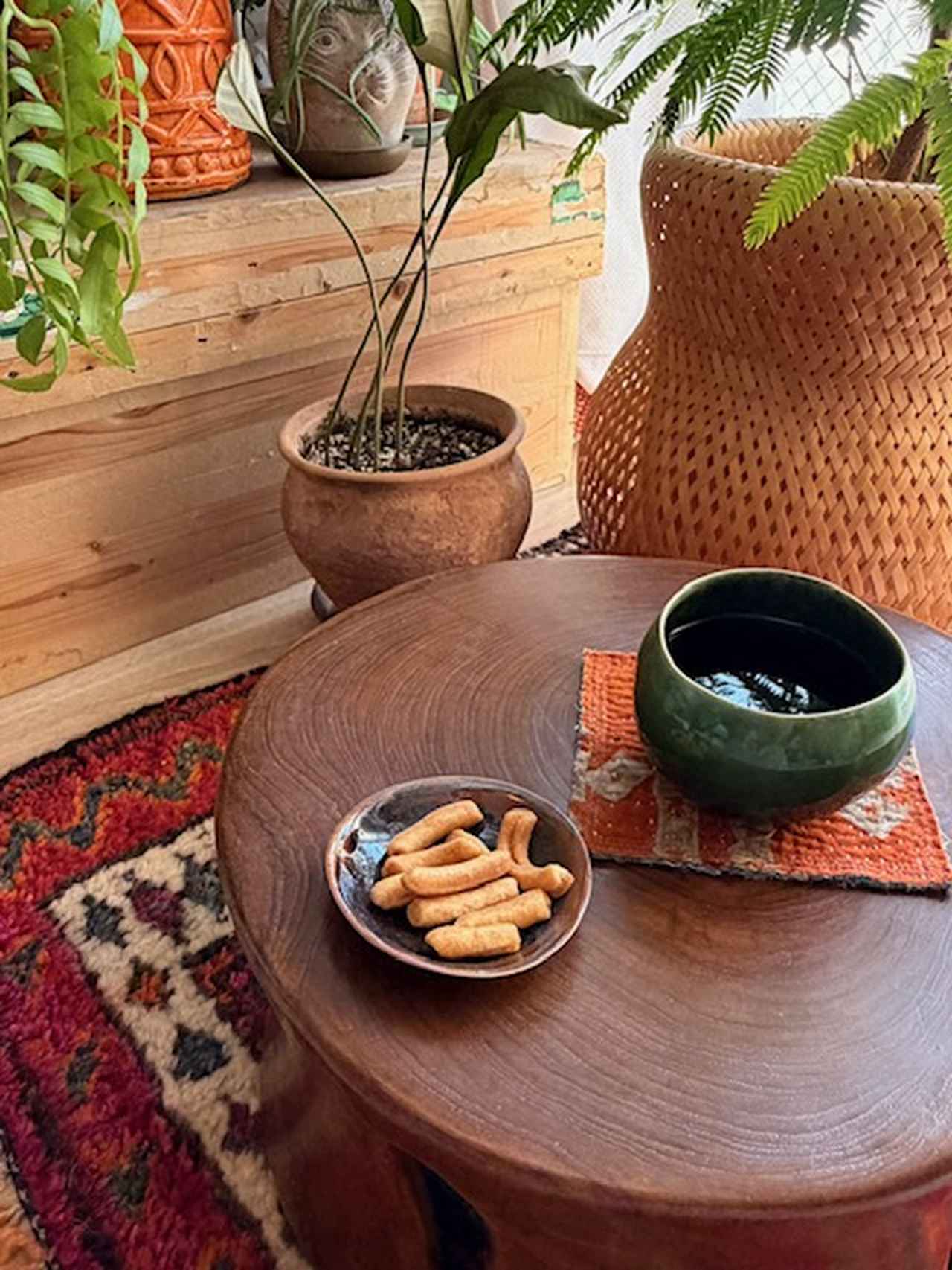 画像: ミニスツールは、小さなテーブル替わりに。愛用のババグーリの器で、ティータイムを楽しみます