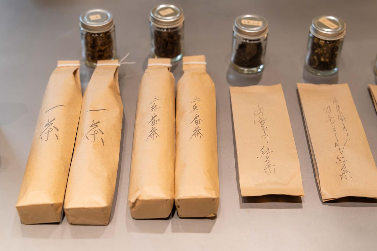 画像: ほかにも三年番茶や和紅茶など、こだわりのお茶がそろう