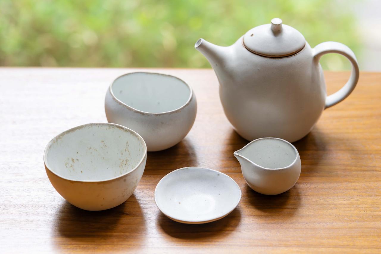 画像: 手前から右まわりに、豆皿、小茶碗(丸)2種類、ポット、片口。器のなかでも、マットな白の釉薬を施したこの『白い陶』シリーズがとりわけ人気が高い