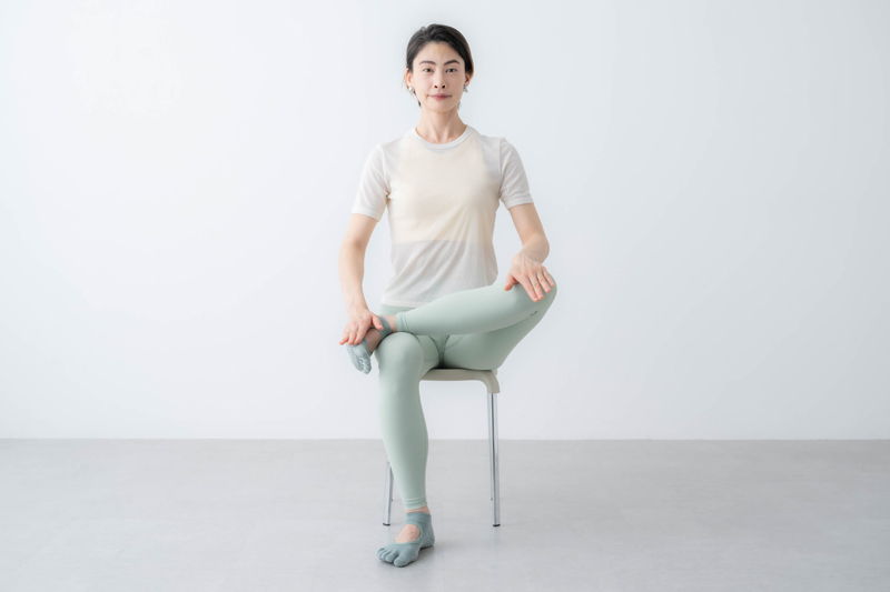 画像: Step2 くるぶしを反対の膝にのせる