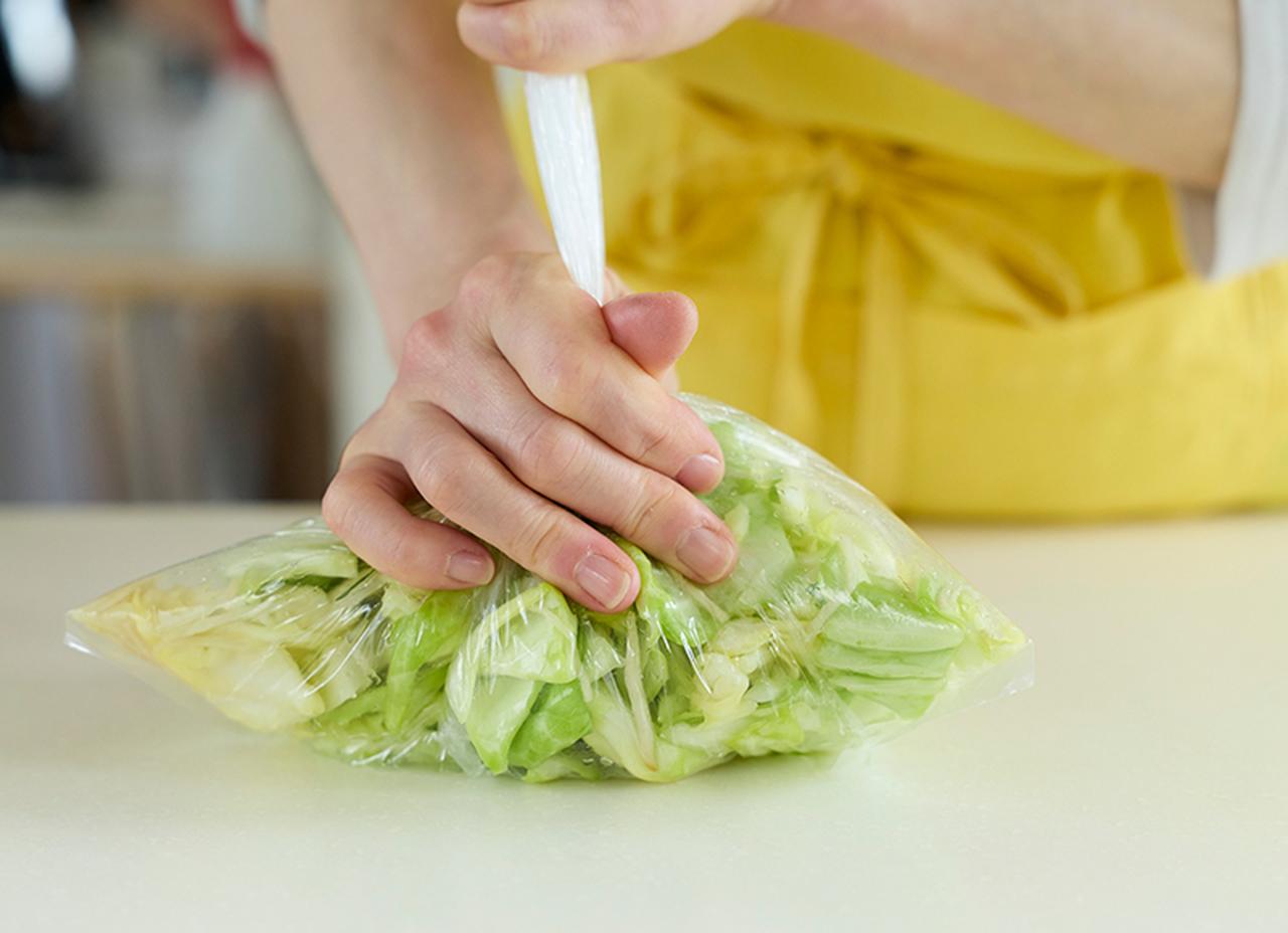 画像: ポリ袋でかんたん「キャベツの塩しょうが漬け」のつくり方。ちょっと残った野菜でサクッとできる“ちょい漬け”をマスター！／料理研究家・小林まさみさん - 天然生活web