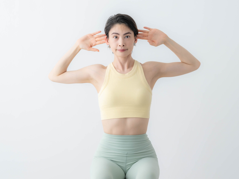 画像: Step4 耳の後ろに手を置く