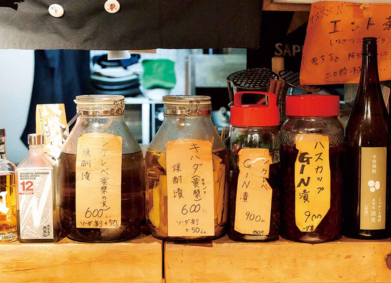 画像: ハスカップ、シケレベ、キハダの皮を漬けた珍しい果実酒も味わえる