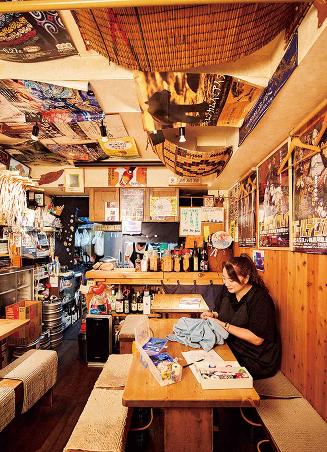 画像: 店が始まる前のほんのひと時、普段着のシャツにアイヌ刺しゅうをさす。「下手でもいいから、針に気持ちを込めながらさすことが大切なんです」