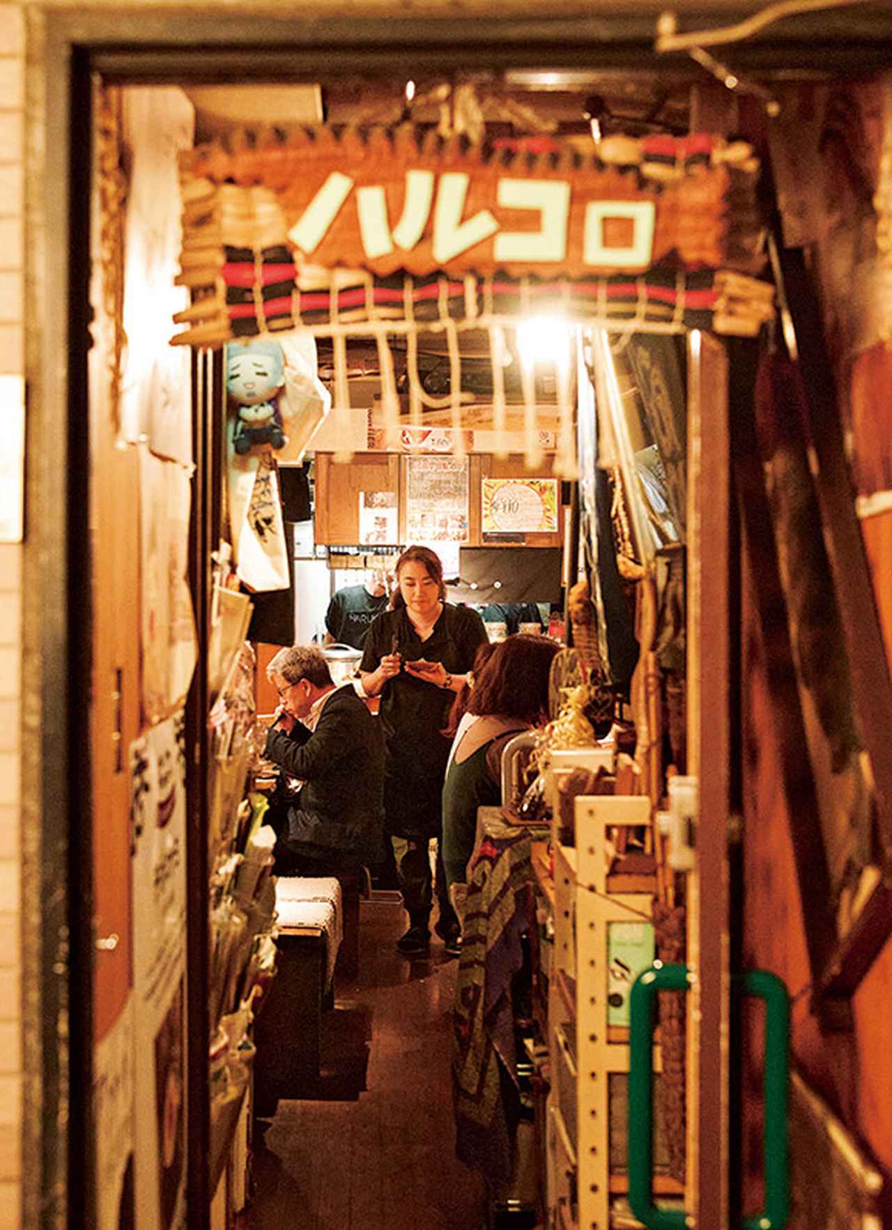 画像: 店にはさまざまなルーツをもつ人々が国内外から訪れ、文化交流の場になることも。