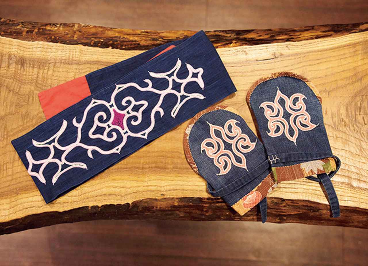 画像: マタンプシ(額飾帯)とテクンペ(手甲)。左右対称のアイヌ文様。文様には魔除けの呪力があるといわれている