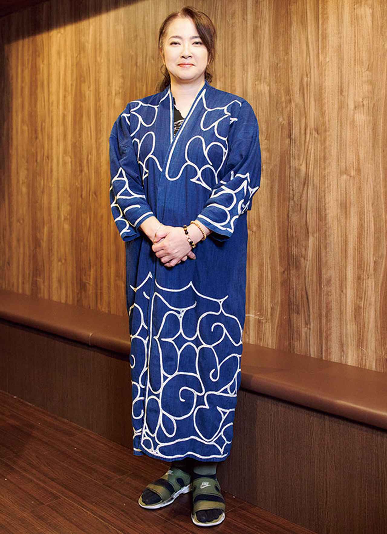 画像: 釧路地方に伝わる伝統衣装「チヂリ」。照代さんが初めてつくった作品。写真では見えないがアイヌ刺しゅうの特徴は裏地の美しさにもある。終わりを玉止めせず、布の中に織り込んでいくので、裏には刺し子のような模様が現れる