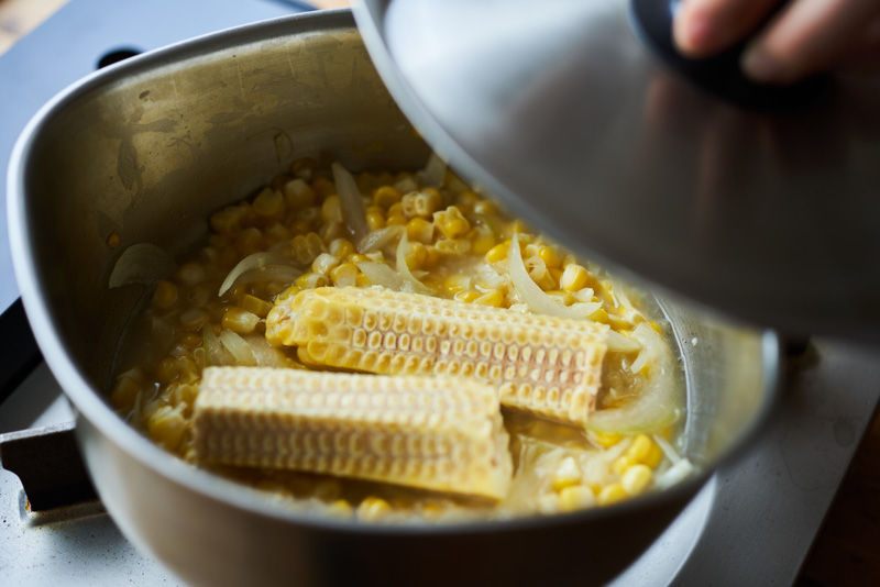 画像2: 夏にうれしい「冷たい塩麹コーンスープ」のつくり方。芯の“うま味”も使って味わい豊かに!とうもろこしの甘味が引き立つ一杯|榎本美沙の発酵暮らし