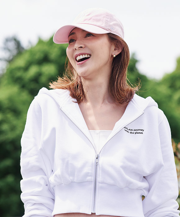 画像: 日差しを遮ってくれるキャップ「どんな服にも合わせやすく、重宝しています」