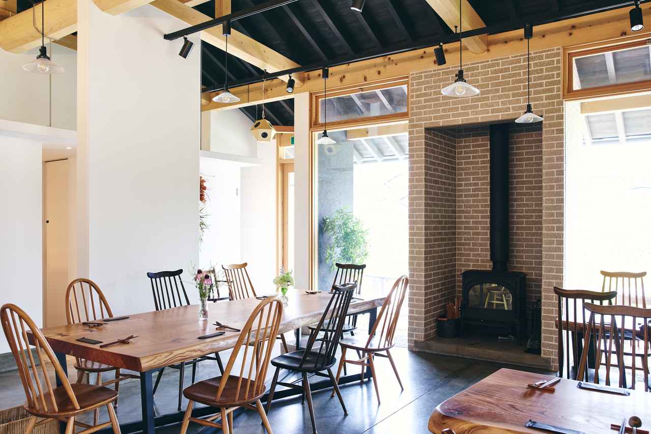 画像: 木のぬくもりを感じる広々とした店内。週末は満席になることもあるため予約がおすすめ。テイクアウトも可能です
