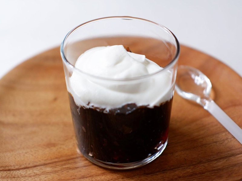 夏のひんやり「コーヒーゼリー」のつくり方。水出しコーヒーで簡単本格!元パティシエに教わる“ホイップクリーム”の冷凍保存も/おやつ家・くぼりなさん