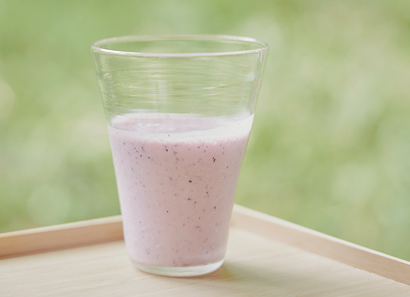 画像: 甘酒と豆乳ヨーグルトでつくる甘酒ラッシー。夏に収穫できるブルーベリーを加えて