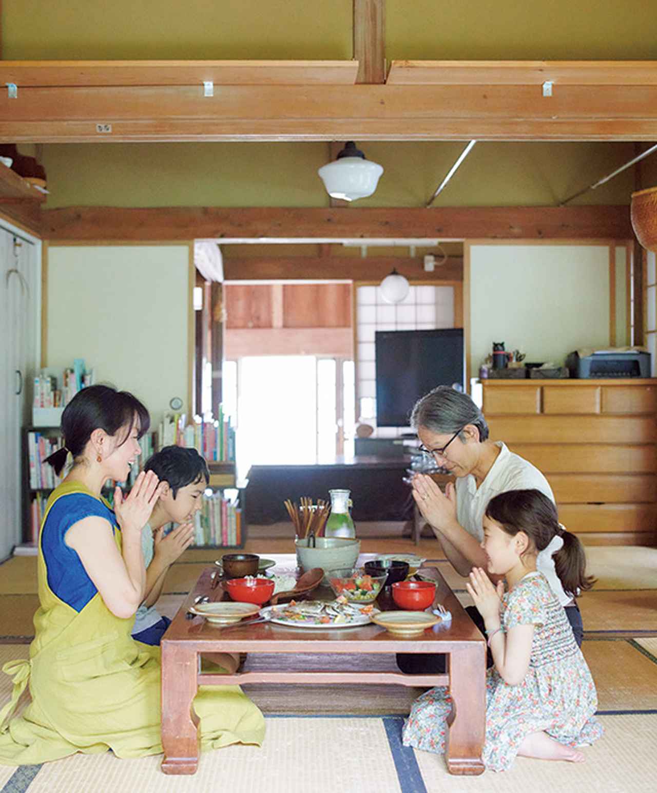 画像: 11歳のタオ君、7歳のカスミちゃんもそろって囲む食卓。この日の献立はあじのグリルにトマト、きゅうり、豆、レタスのサラダ、冷や汁、分づき米など