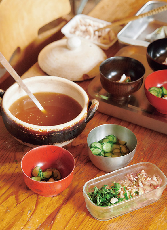 画像: 冷や汁も夏の定番。だし汁に味噌とすりごま、薬味を加えて冷やしたものを常備
