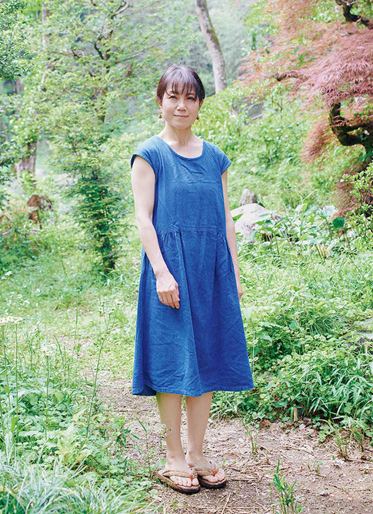 画像: ワンピースも自分で手づくり。「何でも自分でつくってみたくなる性分なんです」