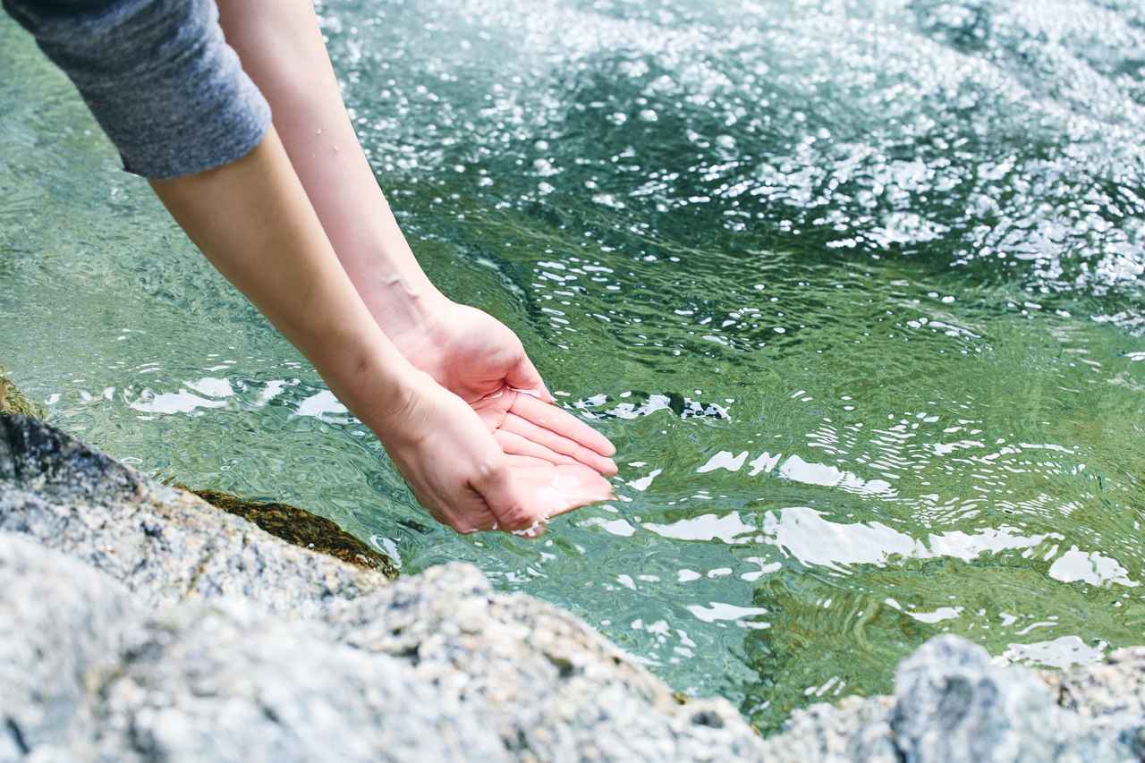 画像: 「ここの水はいつでも冷たくて、夏はとくに気持ちがいいんです」