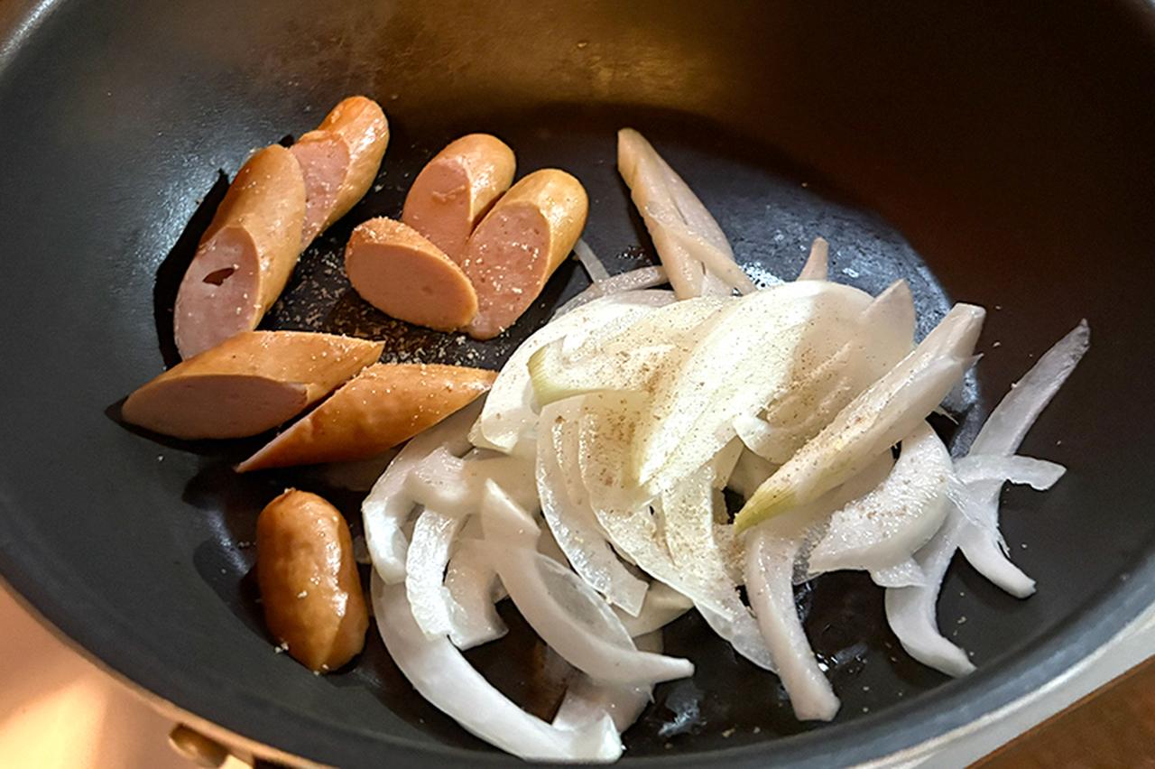 画像3: フライパンでかんたん「焼きそばナポリタン」のつくり方。余った“焼きそば麺”でアレンジ！細麺でするする食べられる軽やかなひと皿｜本多理恵子の「50代からは“手抜き”と“息抜き”」