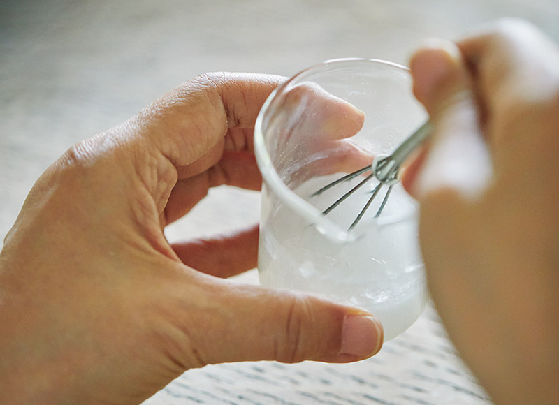 画像: オイルにキサンタンガム(ジェルをつくる粉)を溶かし、好みの精油、精製水などを入れよくかき混ぜる
