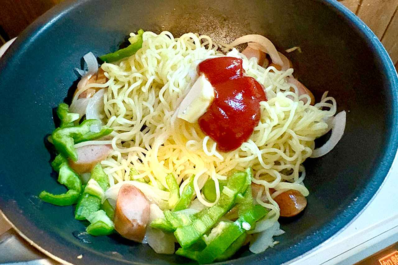 画像6: フライパンでかんたん「焼きそばナポリタン」のつくり方。余った“焼きそば麺”でアレンジ！細麺でするする食べられる軽やかなひと皿｜本多理恵子の「50代からは“手抜き”と“息抜き”」