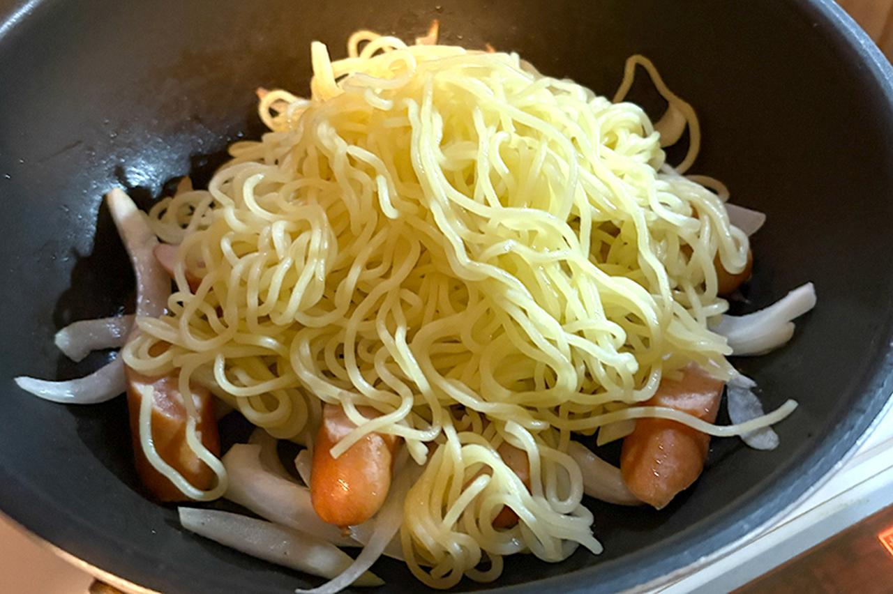 画像4: フライパンでかんたん「焼きそばナポリタン」のつくり方。余った“焼きそば麺”でアレンジ！細麺でするする食べられる軽やかなひと皿｜本多理恵子の「50代からは“手抜き”と“息抜き”」