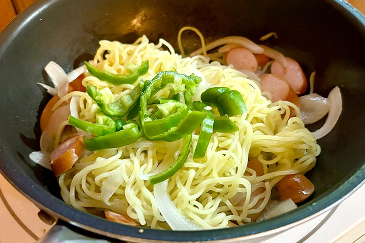 画像5: フライパンでかんたん「焼きそばナポリタン」のつくり方。余った“焼きそば麺”でアレンジ！細麺でするする食べられる軽やかなひと皿｜本多理恵子の「50代からは“手抜き”と“息抜き”」