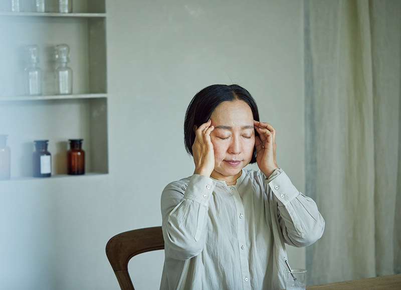 画像: 爪を立てないように、両手の指の腹を使って。自分が気持ちいいと感じるところを探り、アロマジェルの精油の香りを感じながら、頭全体のマッサージを