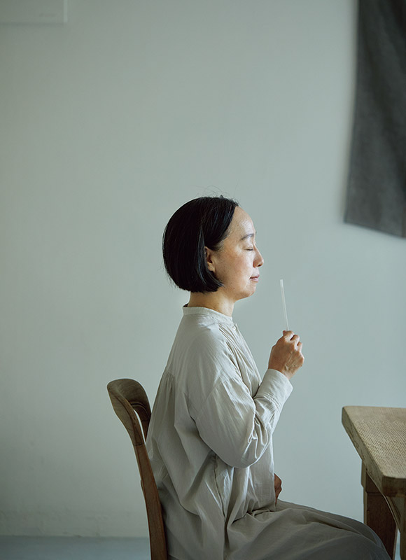 画像: ムエット(厚手の紙)に精油を含ませて芳香浴を行うのも、手軽な楽しみ方のひとつ