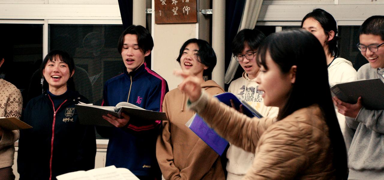 画像: 音楽の授業、朝夕の礼拝など、毎日必ず歌をうたう機会がある