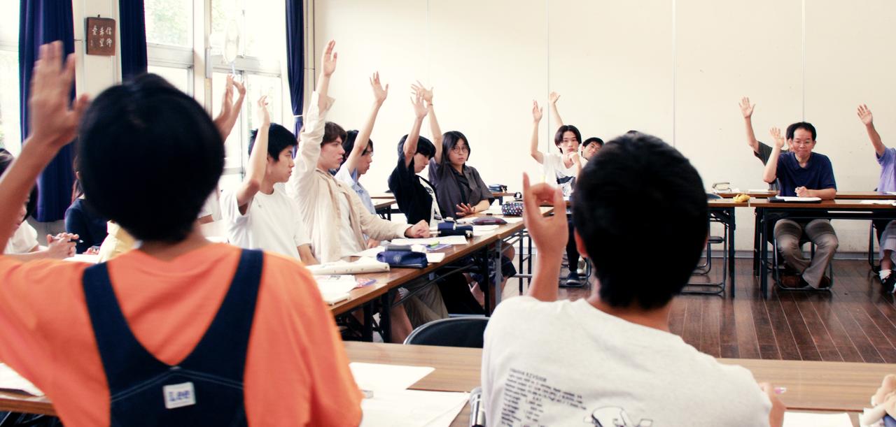 画像: さまざまなルールを決める「全体会」。議長は生徒、副議長は教員が務める