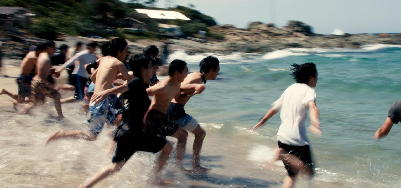 画像: 毎年6月恒例の浅利海岸への遠足。男子生徒は海へダイブ!