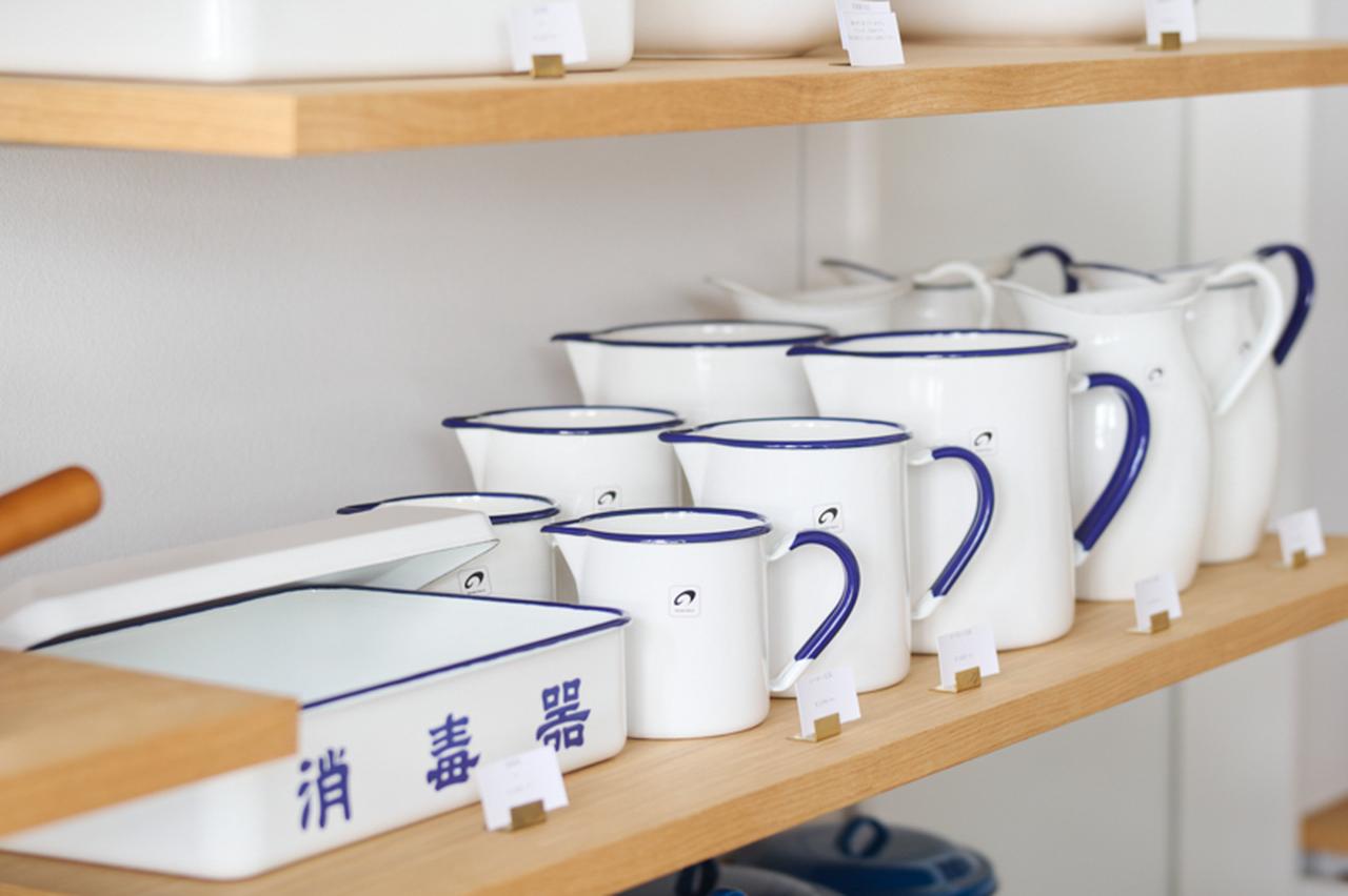 画像: 理美容室で使われていた琺瑯製の器具入れ。清潔さが求められる現場でも活躍してきました