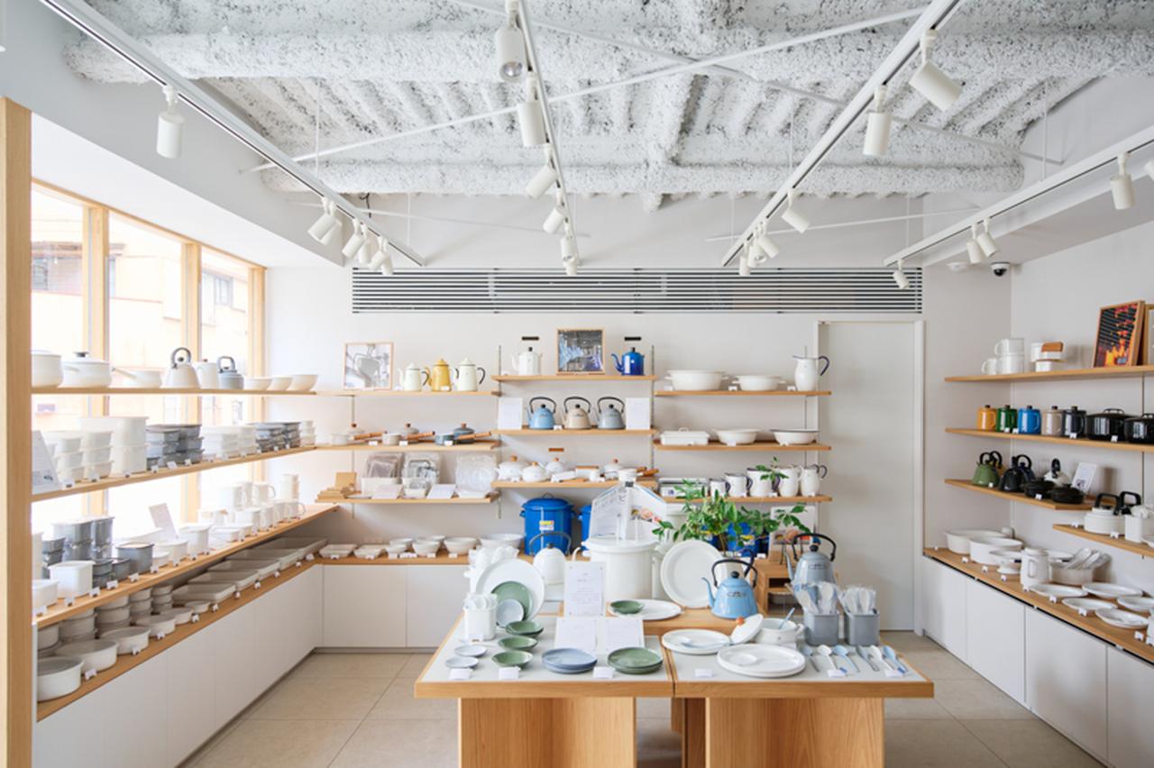 画像: 木のぬくもりを感じる空間に、白い琺瑯が並ぶ店内