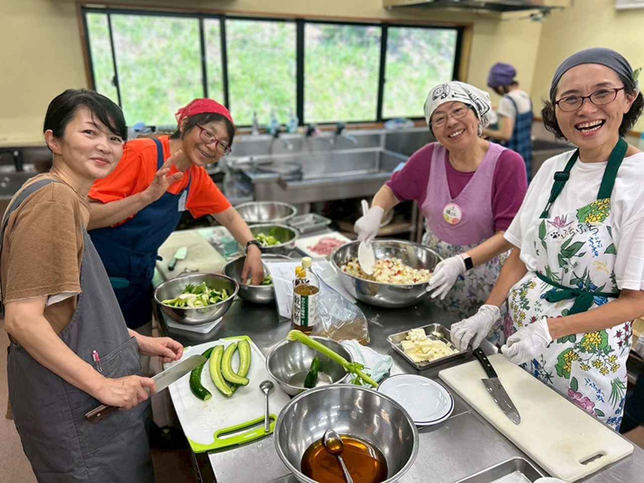 画像: きゅうりの料理教室。右奥はお手伝いに来てくださった料理研究家の堀江ひろ子さん