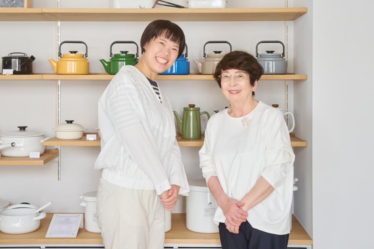 画像: あたたかな笑顔で迎えてくださった、野田琺瑯直営店の店長・高橋友実さんと、“部長”こと野田善子さん