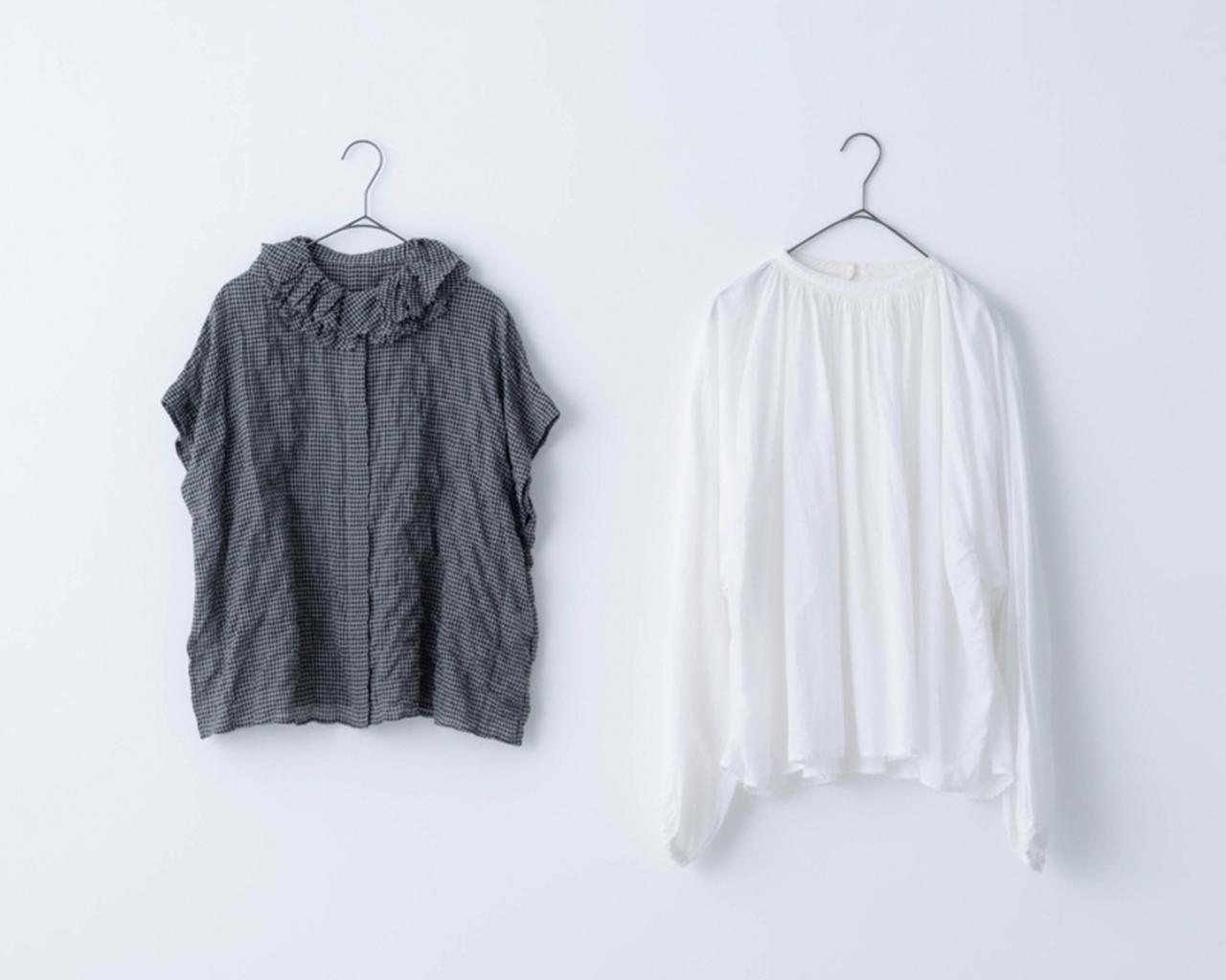 画像: 左）ギンガムチェックフリルブラウス　20,900円／コンジェペイエ アデュートリステス 右）ギャザーブラウス　24,200円／ヴェリテクール
