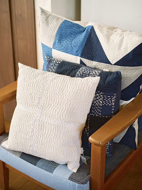 画像: 事業所の至るところに飾られている刺し子の作品。ジャパンブルーの古布「BORO」に針目が映える