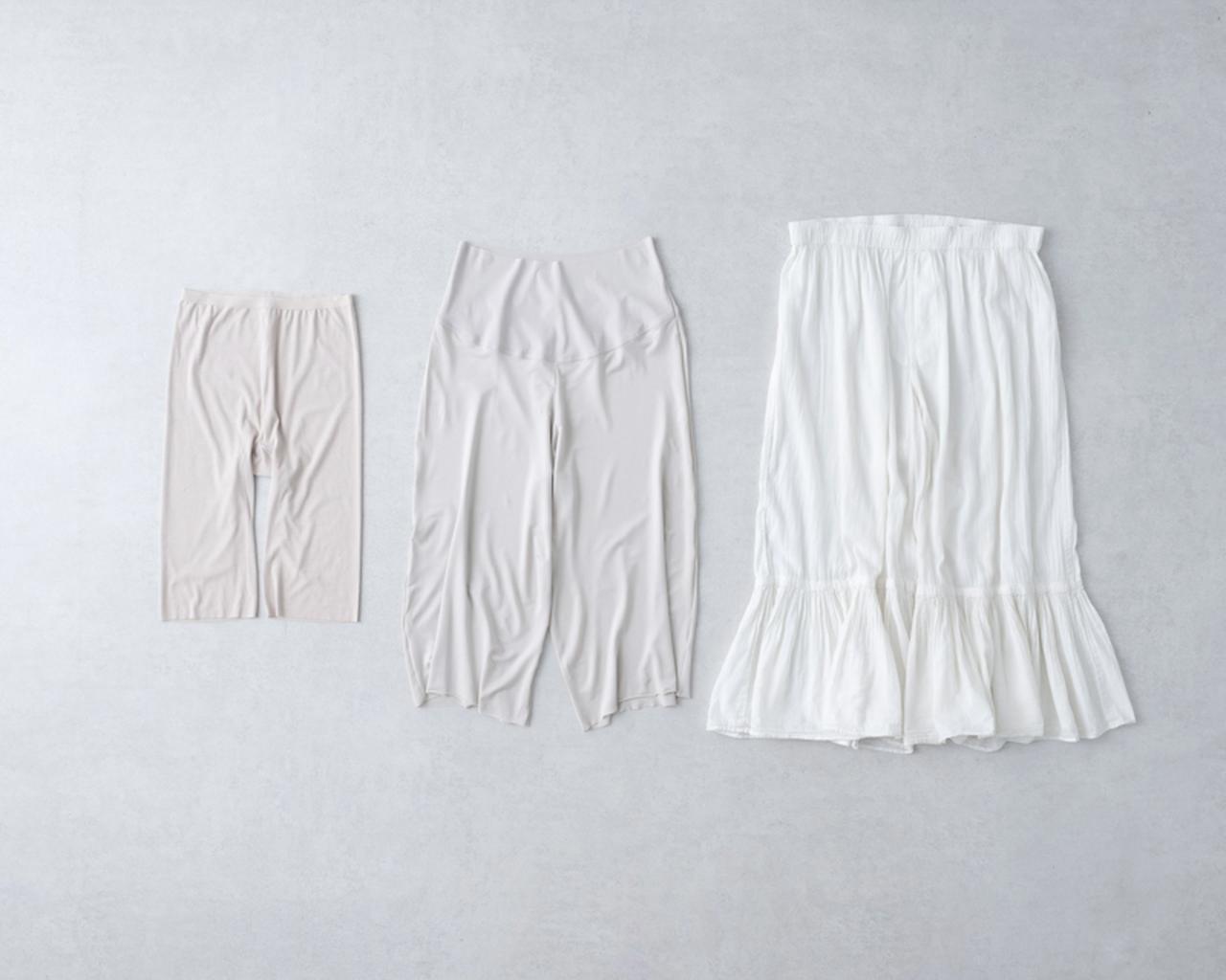 画像: 左)5分丈ペチパンツ 2,200円/アセドロン(グンゼ) 中)ロングフレアパンツ 2,090円/アドバンスレーベル(グンゼ) 右)スタイリスト私物