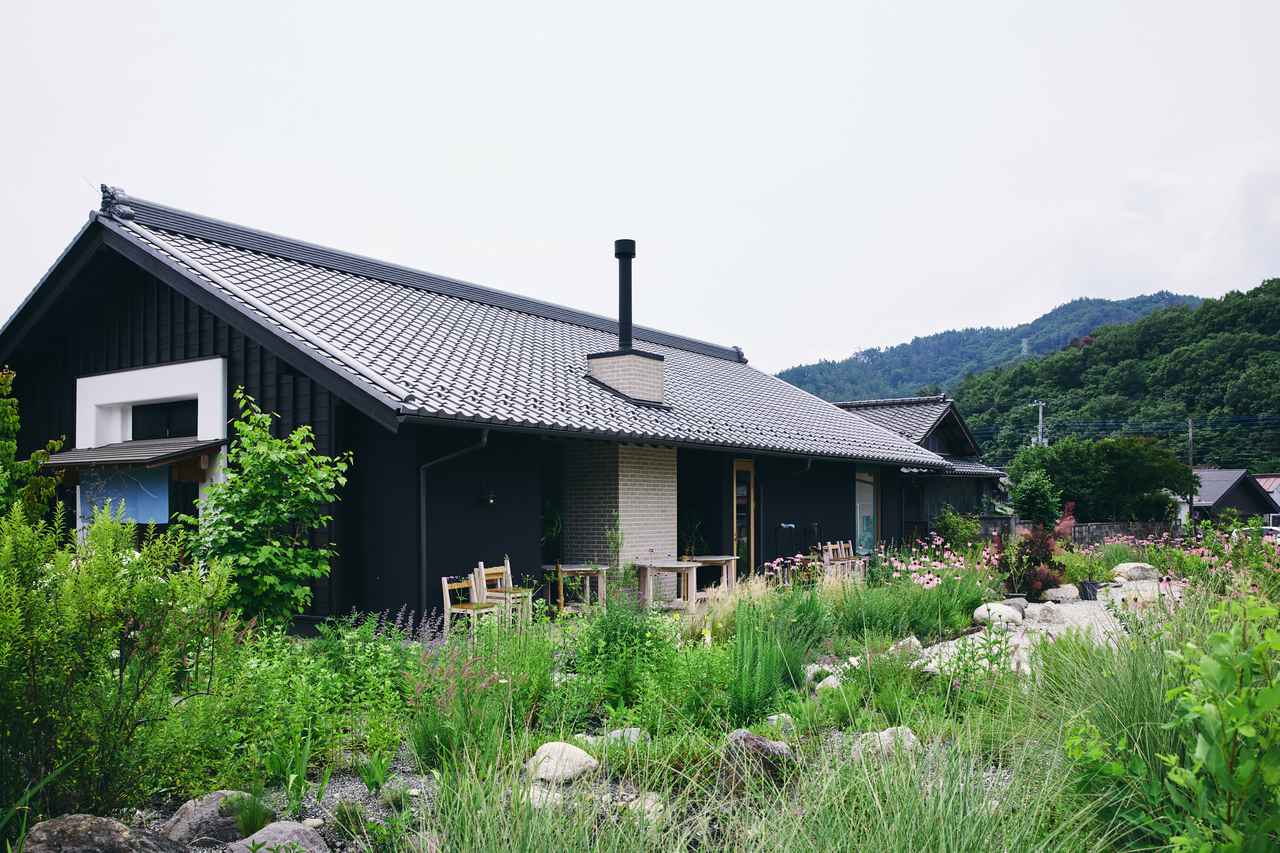 画像: お店は趣のある蔵づくりの平屋。屋外にはイングリッシュガーデンのような美しい庭が