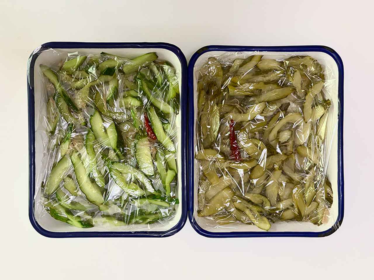 画像: 左がつくりたて。右ができ上がり。このくらいの色になったら味がしみているので食べごろ