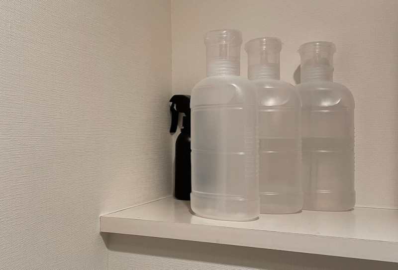 画像: 洗剤は3本ストック。ラベルをとった「緑の魔女」のボトルに詰め替えタイプを