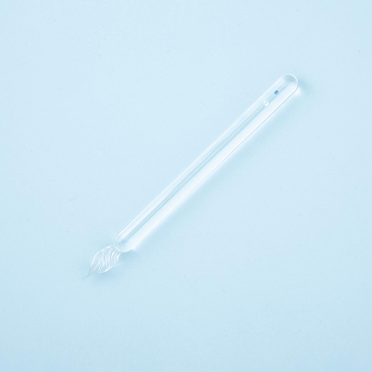 画像: 寸法:全長=14.5cm、軸の長さ=12cm、軸の太さ=1cm 質量:24g(編集部調べ) 材質:ボロシリケイトガラス 色展開:5色 付属品:紙製ペンケース